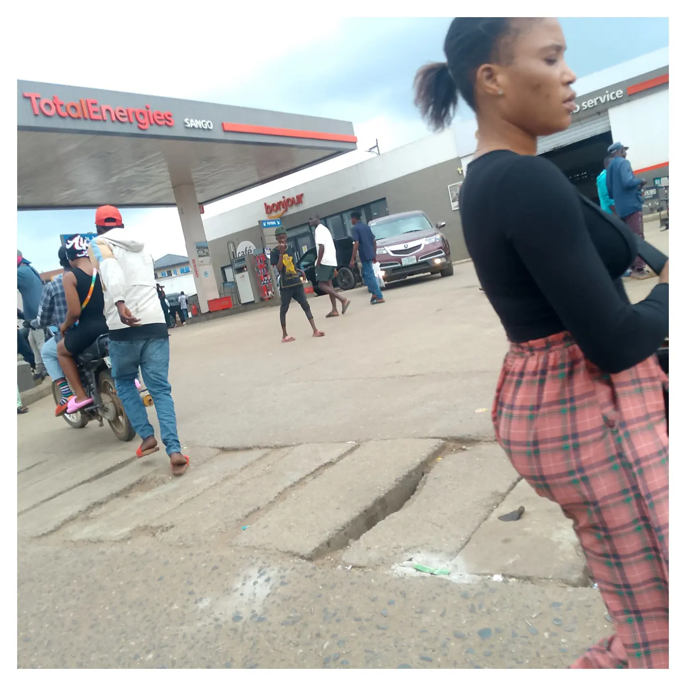 Long queues return to Ibadan as fuel scarcity lingers