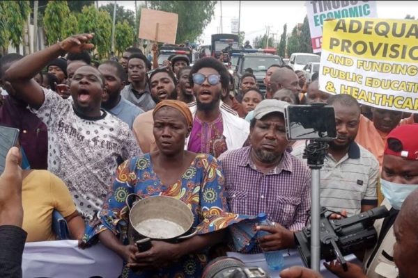 Woman carries empty pot to #EndBadGovernance protest in Lagos