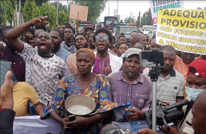 Woman carries empty pot to #EndBadGovernance protest in Lagos