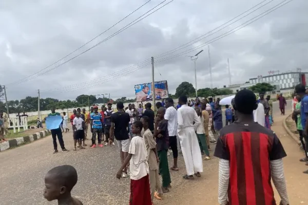 Protesters march towards Kano Government House